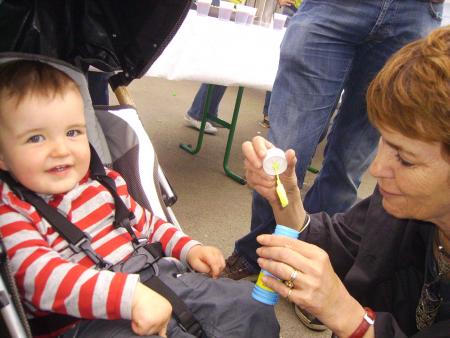 A la f�te de l'�cole d'Edern et Briac, je fais des bulles avec Grand-M�re!