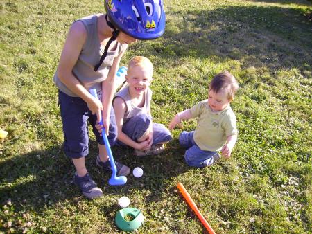 Mes cousins m'apprennent � jouer au golf!