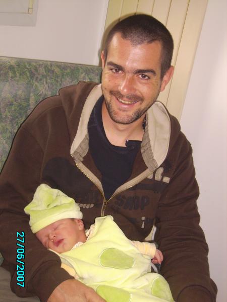 Repos bien m�rit� dans les bras de Papa