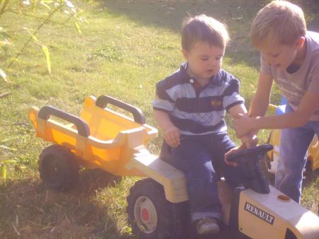 Mon cousin Edern essaie de m'apprendre � conduire!