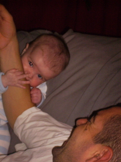 Rien de tel que le bras de Papa pour se faire les dents!