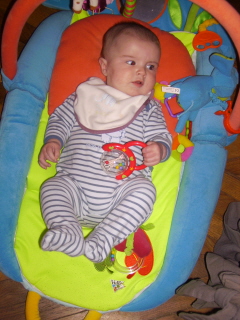 J'arrive � m'occuper 5 minutes tout seul sur mon tapis d'�veil!