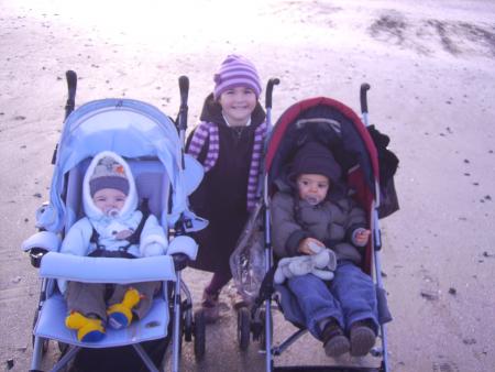 Sur la plage avec ma cousine Meghan et mon cousin Noah!