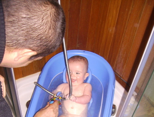 Un Papa, un tuyau et un �l�phant et c'est parti pour la rigolade!