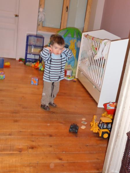 Suis-je beau avec le collier de Maman?