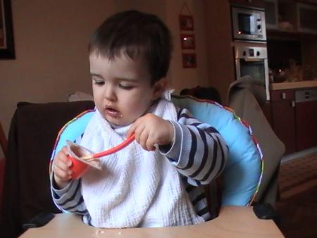 Je commence � manger tout seul!